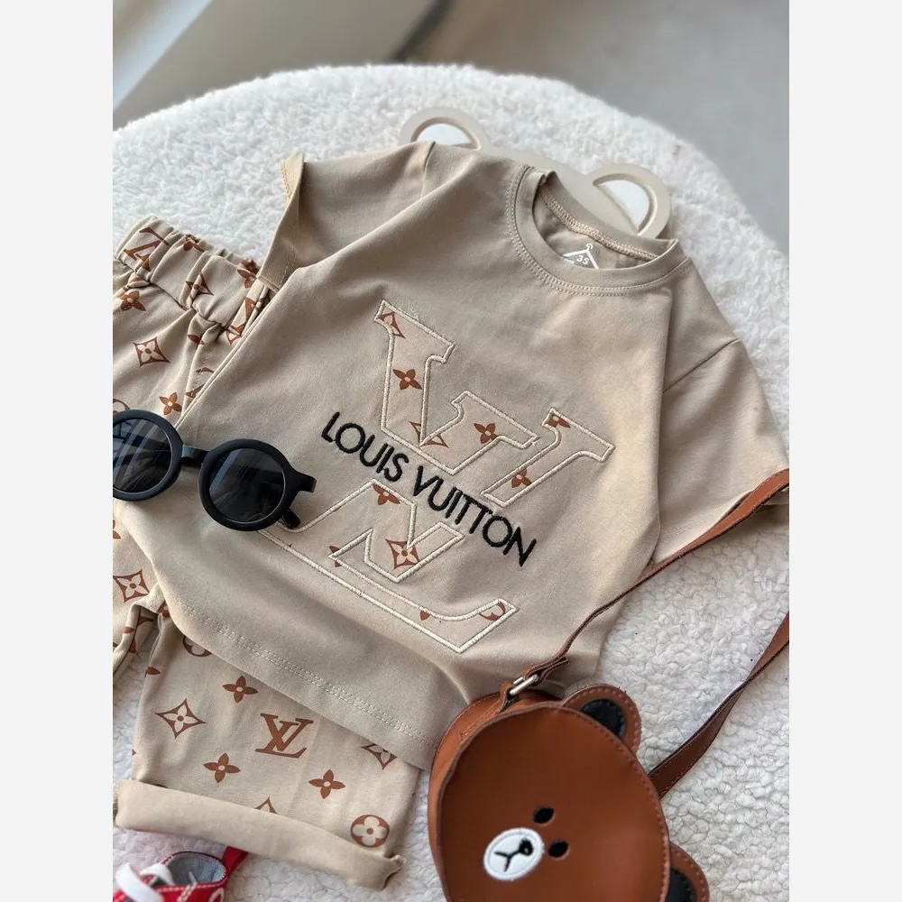 تیشرت شلوارک طرح LV پنبه یکرو لاکرادار رنگ کرم و نسکافه ای