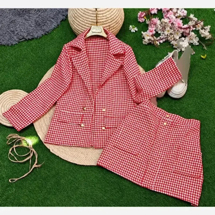 کت ودامن پاییزه مرجانه جنس پیچازی پاییزه اعلا رنگ قرمز و سبز سایز فری 38 تا 46
